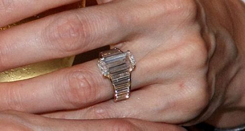 Angelina Jolie a une sublime bague de fiançailles