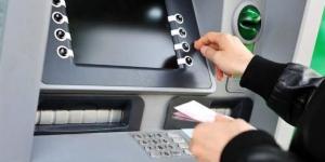 رسوم السحب والاستعلام من ماكينات الصراف الآلي "ATM" في 10 بنوك لعام 2025  - عرب بريس