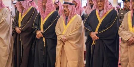 أمير الرياض يؤدي صلاة الميت على الأميرة وطفاء بنت محمد - عرب بريس