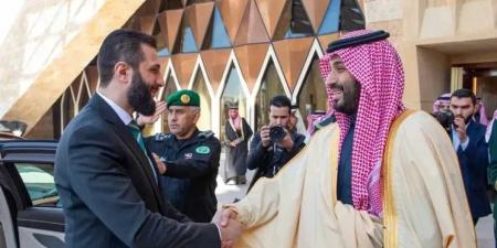 شاهد كيف استقبل ولي العهد السعودي محمد بن سلمان الرئيس السوري أحمد الشرع في الرياض - عرب بريس