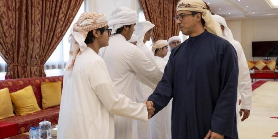 منصور بن زايد يعزّي حميد دلموك الظاهري بوفاة زوجته - عرب بريس