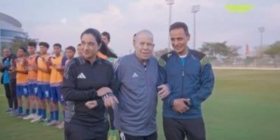 كابيتانو مصر يمنح محمود أبو رجيلة درع البرنامج.. ونصيحة خاصة من "نجم الزمالك" - عرب بريس