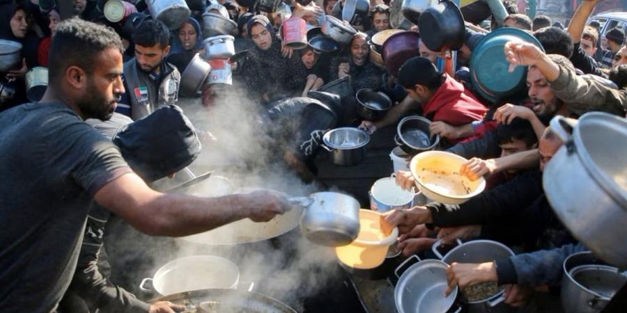 حول العالم في صورة: في غزة.. استقبلوا العام الجديد بالجوع والأيادي الممدودة - عرب بريس