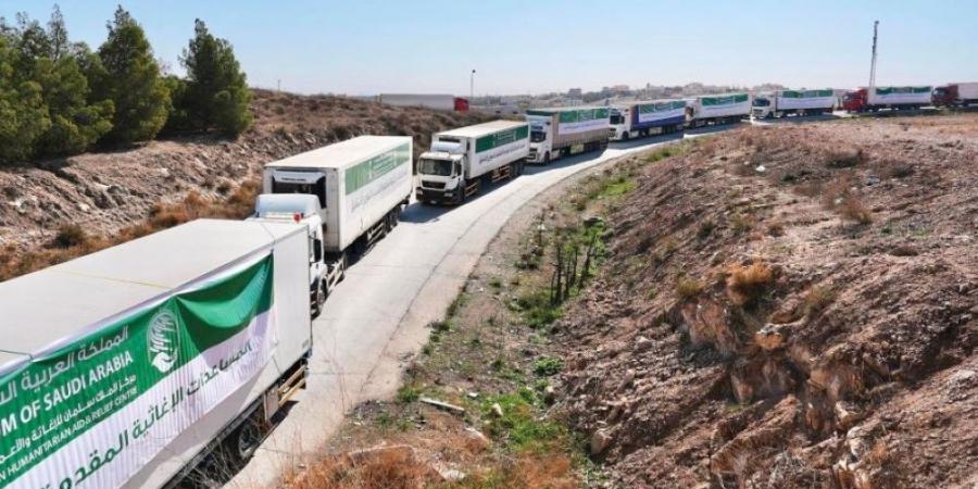 صور| أولى طلائع الجسر البري الإغاثي السعودي تتجه إلى سوريا عبر الأردن - عرب بريس