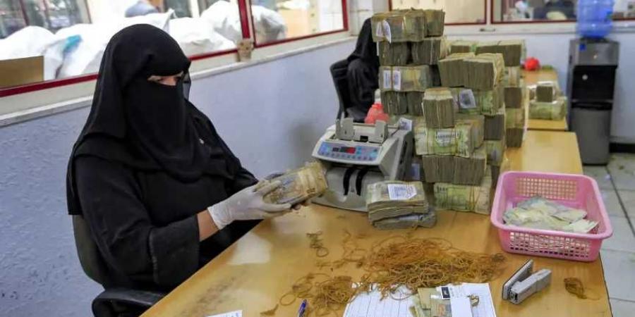 الدولار يتجاوز 2100 .. انهيار كارثي للريال اليمني أمام العملات الأجنبية - عرب بريس