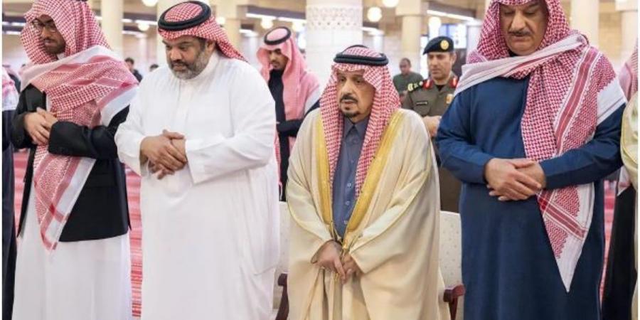 أمير الرياض يؤدي صلاة الميت على والدة الأميرة فهدة بنت فهد بن خالد بن ناصر بن عبدالعزيز آل سعود - عرب بريس