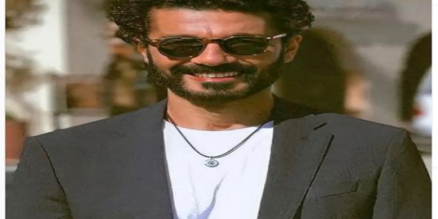 خالد النبوي يخطف الأنظار على السجادة الحمراء في مهرجان القاهرة السينمائي - عرب بريس