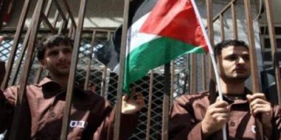 إعلام إسرائيلى: الإفراج عن 600 فلسطينى تجاوز اعتقالهم 15 عاما ضمن الصفقة - عرب بريس