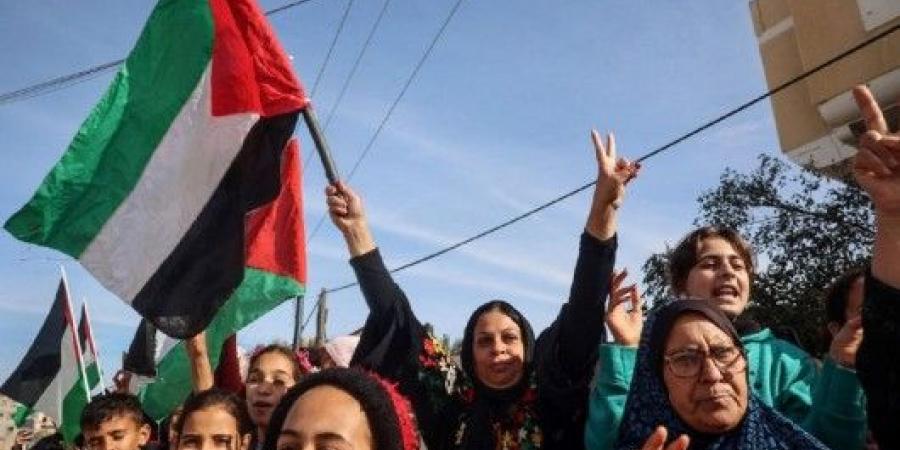 مسيرات في المخيمات الفلسطينية احتفاء بانتهاء حرب الإبادة على غزة - عرب بريس