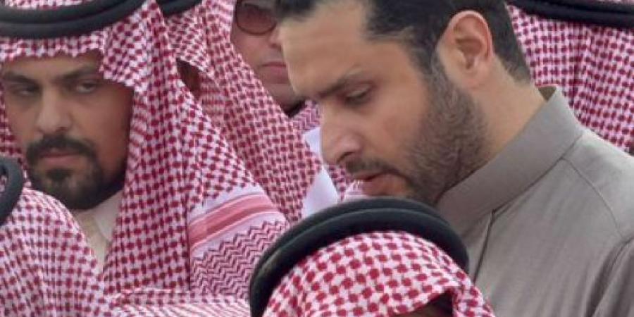 شاهد: تأثر الأمير تركي بن محمد أثناء دفن والده الأمير محمد بن فهد في مقبرة العود - عرب بريس