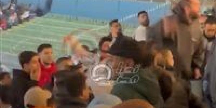 بعد الهزيمة أمام بيراميدز.. جماهير الزمالك تعتدي على حسين لبيب رئيس النادي بألفاظ خارجة| فيديو - عرب بريس