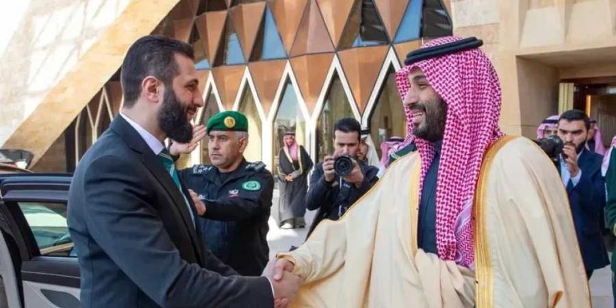 شاهد كيف استقبل ولي العهد السعودي محمد بن سلمان الرئيس السوري أحمد الشرع في الرياض - عرب بريس