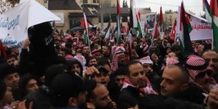 آلاف الأردنيون يتظاهرون رفضا لتهجير الفلسطينيين.. صور - عرب بريس