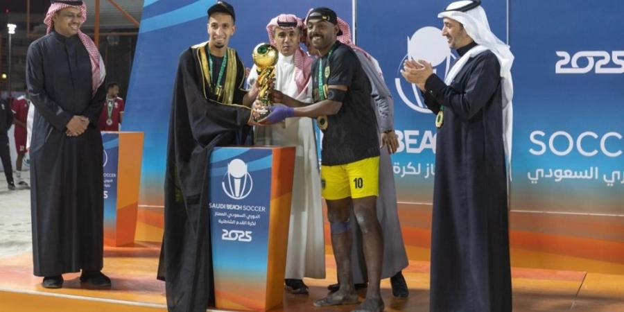 تتويج التعاون بكأس الدوري السعودي الممتاز لكرة القدم الشاطئية  - عرب بريس