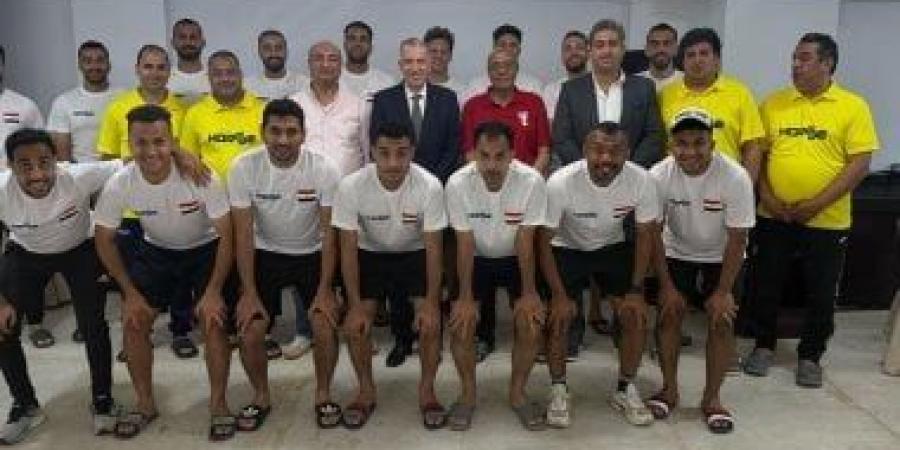 سفير مصر في عمان يلتقي بعثة منتخب الهوكى.. صور - عرب بريس