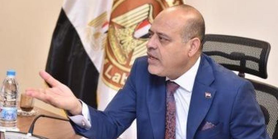 طلب من 2.5 كيلو ذهب.. إحالة موظف للنيابة بتهمة تلقي أموال من مواطن لتسهيل سفره للخارج - عرب بريس